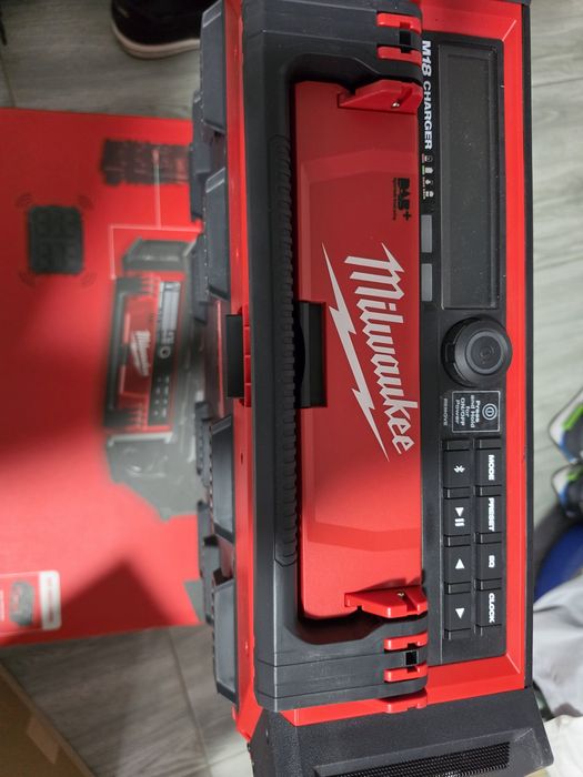 Radio încărcător M18 MILWAUKEE
