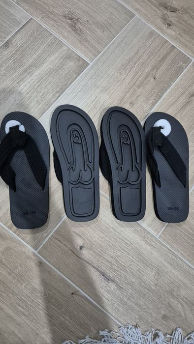 Șlapi cu talpa haioasă