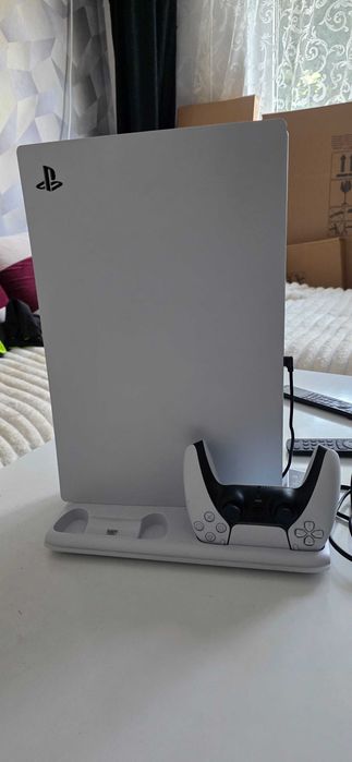 Продавам PS5 DISK EDITION+Един бял DualSense контролер. • Подарък игра Assassin's Creed Valhalla