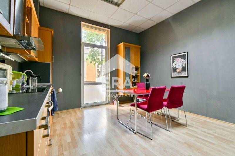 Многостаен апартамент с високи тавани на крачка разстояние от метроста