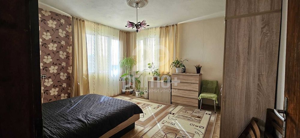 Етаж от къща с двор в близост до пазара