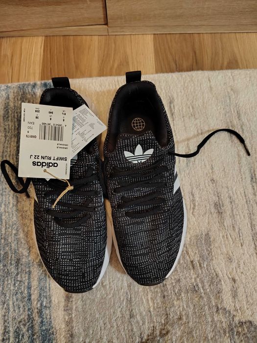 Adidași noi , nepurtati