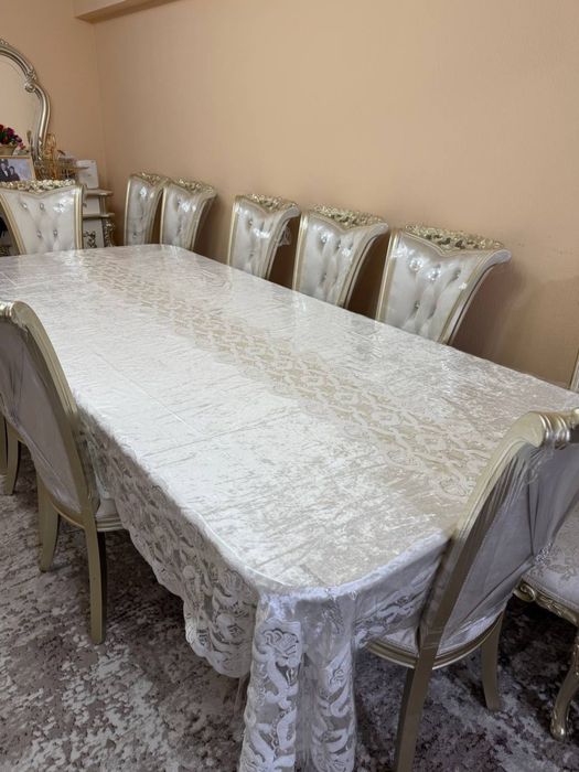 Большой стол и 12 стульев — для семьи, гостей и особых вечеров