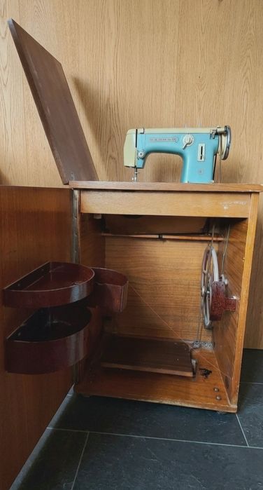 Продам швейную машинку