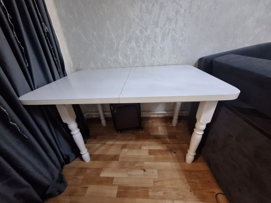 Продам стол для гостинной белого цвета