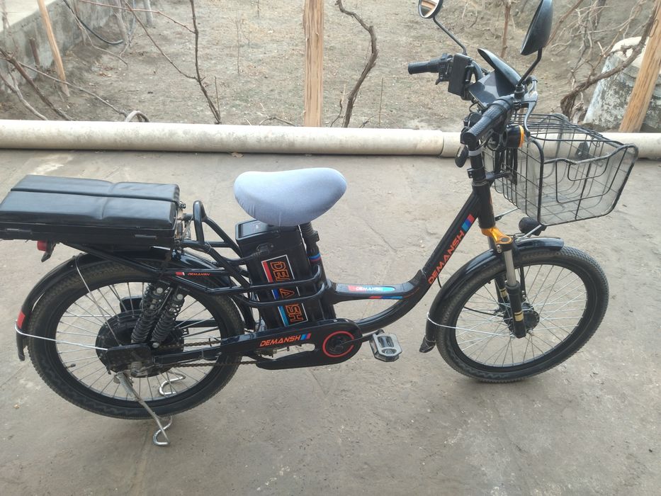 Velosipedda tor külotli qizlar