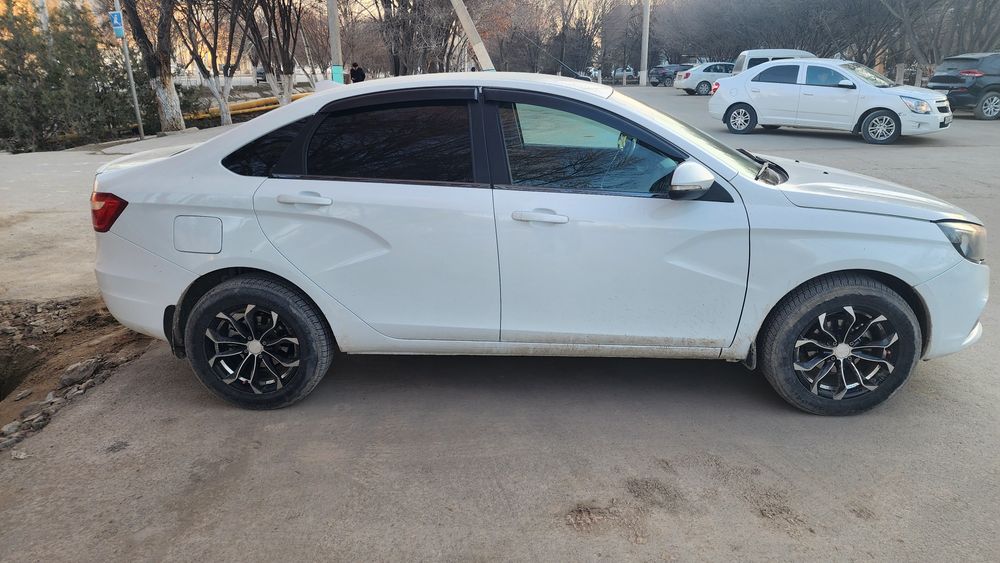 Lada Vesta 1.8 mexanika sotiladi