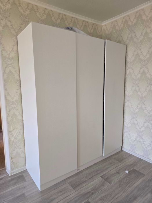 белый шкаф с тремя дверями имеется