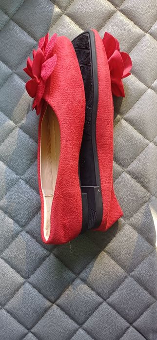 Продавам дамски обувки.