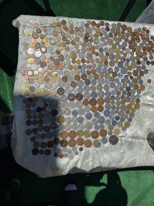 Продават се 450бр монети