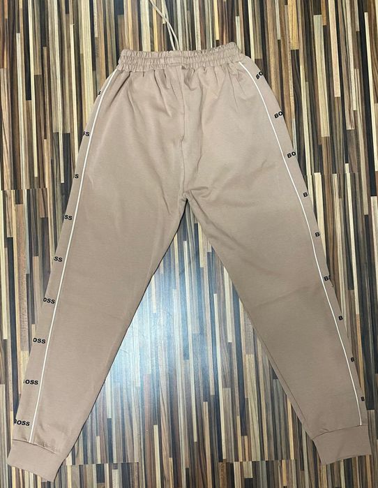 Vând compleu nou de bărbați Boss