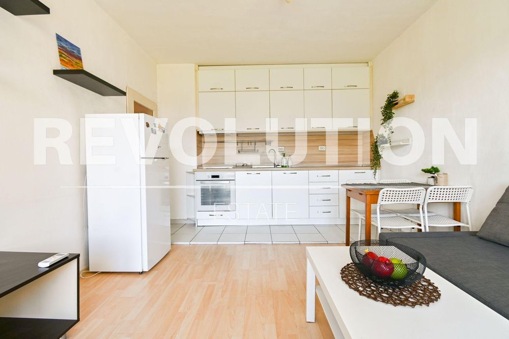 Двустаен апартамент в ж.к. Люлин 9