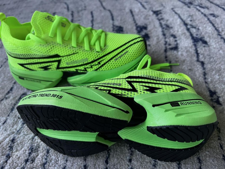 Дамски спортни маратонки.