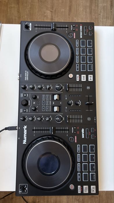 Numark Mixtrack Platinum FX + Capac Protecție Decksaver + Cablu Delock USB-C