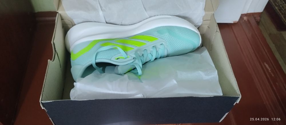 Оригинал. С Америки - кроссовки Адидас.