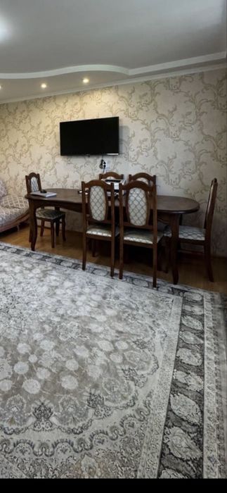 Продам стол со стульями из натурального дерева в отличном состоянии