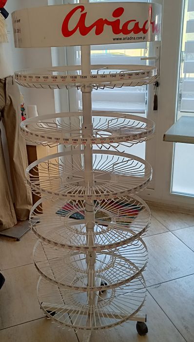 Стелаж кръгъл въртящ