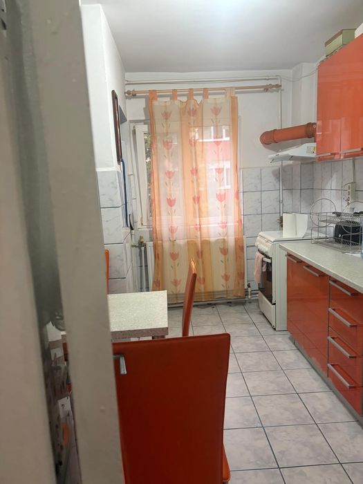 De închiriat apartament 3 camere
