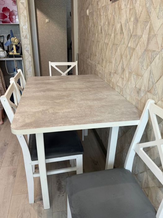 Стол со стульями