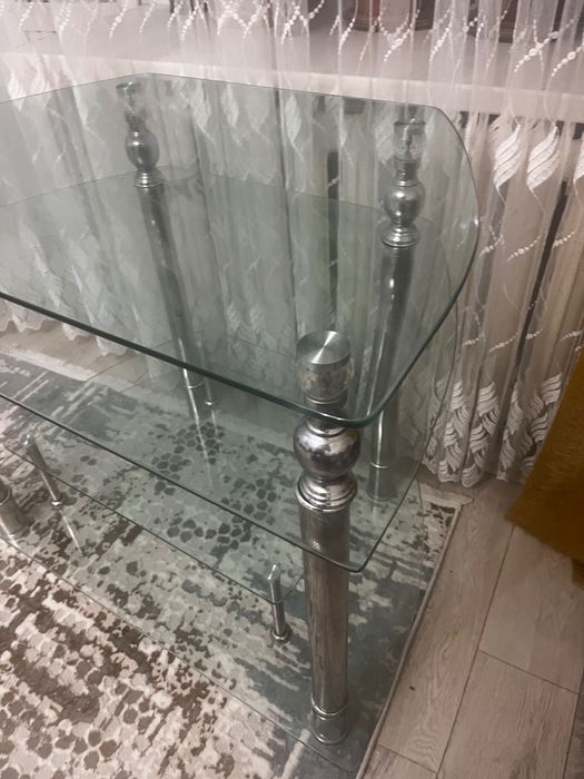 Стеклянный столик