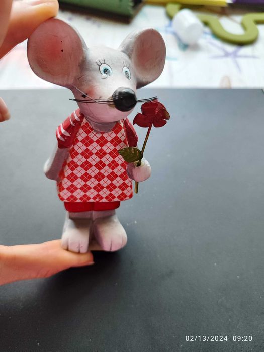 Фигурка мишка с цвете