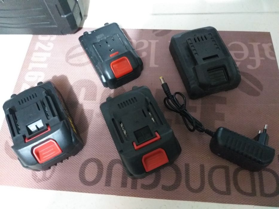 Acumulatori Scule 20v Cu Incarcator Functionali