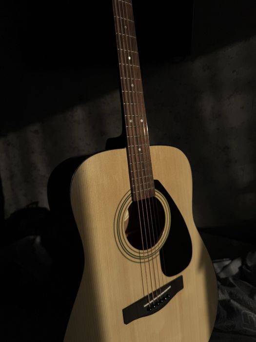 Продам акустическую гитару