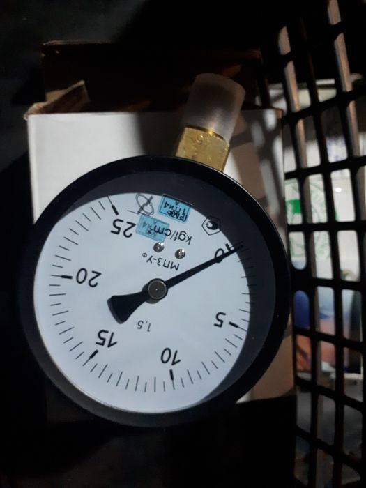 Продаётся винтель,гибкий шланга,манометр.