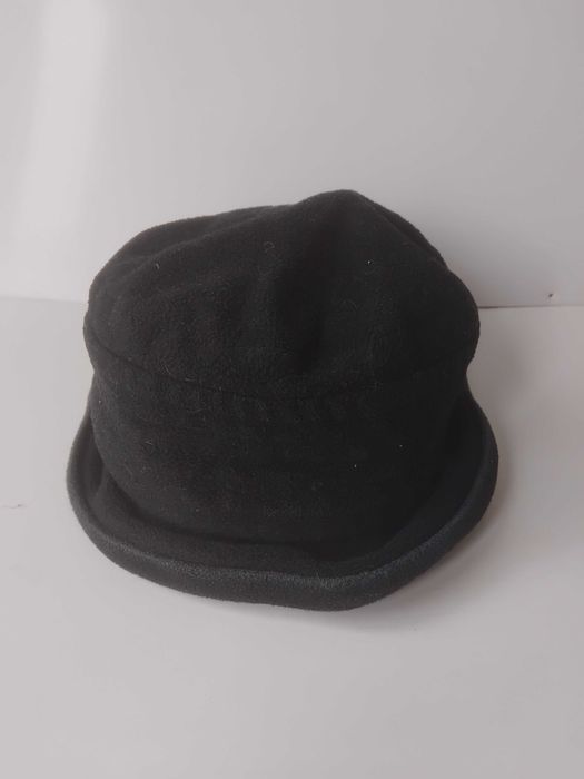 Дамска поларена шапка бомбе