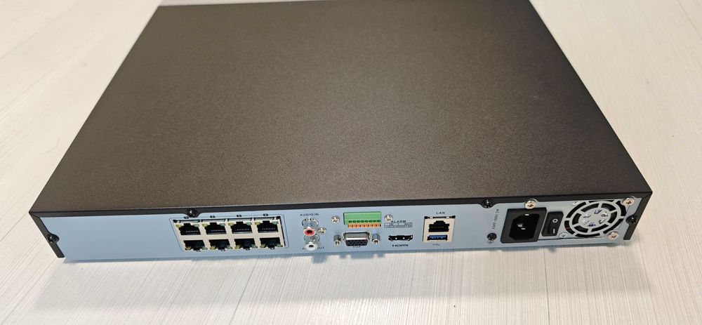 Неупотребяван 8 портов PoE 4K NVR Hikvision DS-7608NI-K2/8P с 2TB HDD