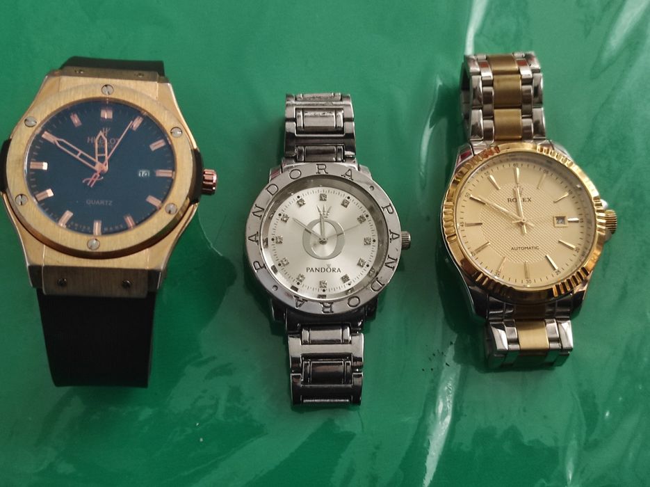 Часы  и денди сотилади