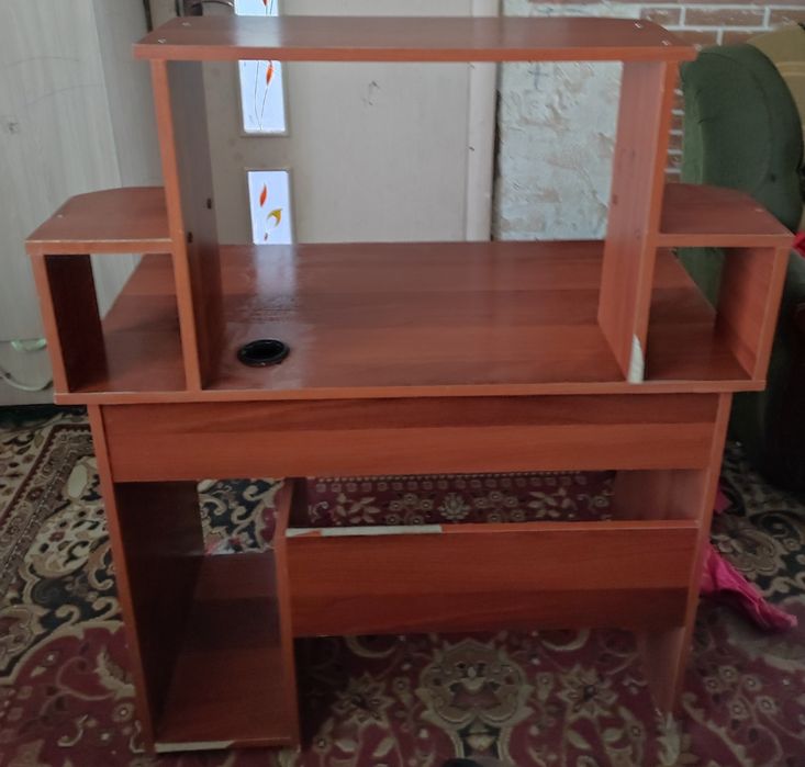 Компьютерный стол в среднем состоянии