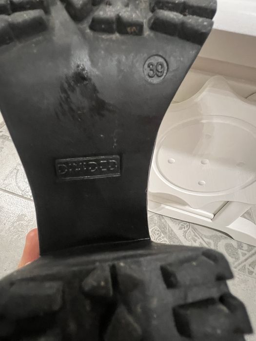 Високи черни боти