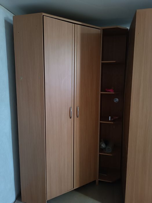 Шкаф угловой вместительный