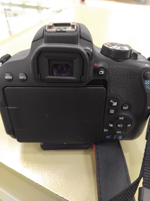 Фотоапарат Canon EOS 800D + 2 обектива + оригинален статив