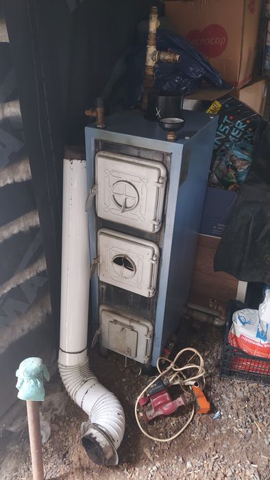 Vând centrala pe lemne+boiler termoelectric de 120 ltr