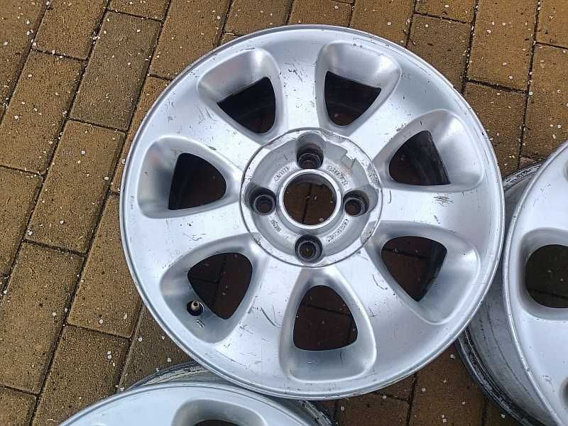 Продам оригинальные легкосплавные диски на Пежо