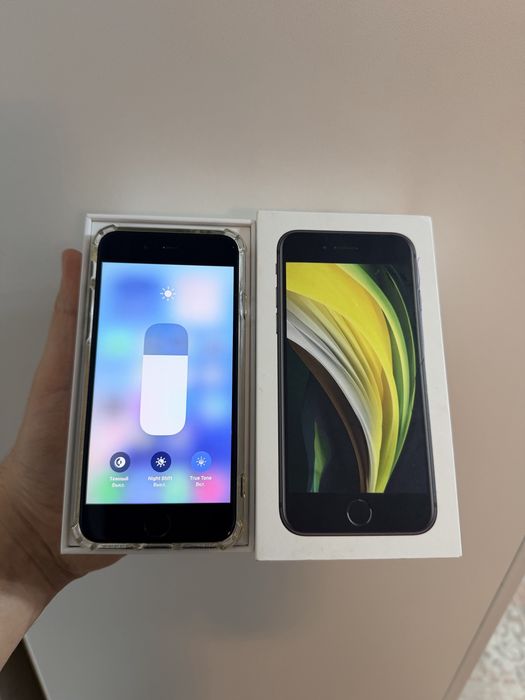 iPhone SE 2020 64Gb - В отличном состоянии