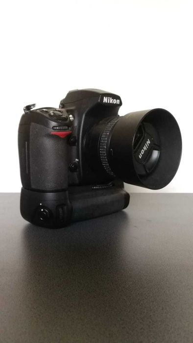 Nikon D300 cu grip MB-D10 atasat 2 000 lei