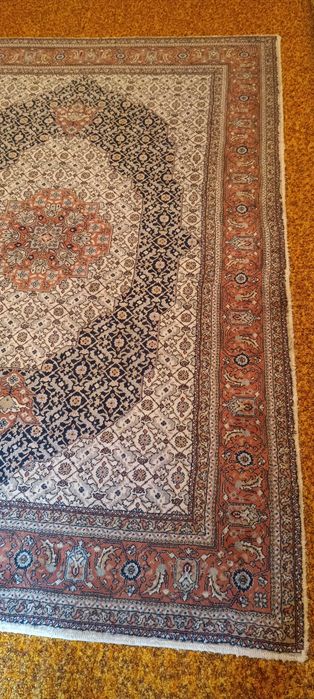 Продавам два използвани килима-персийски и български винилов