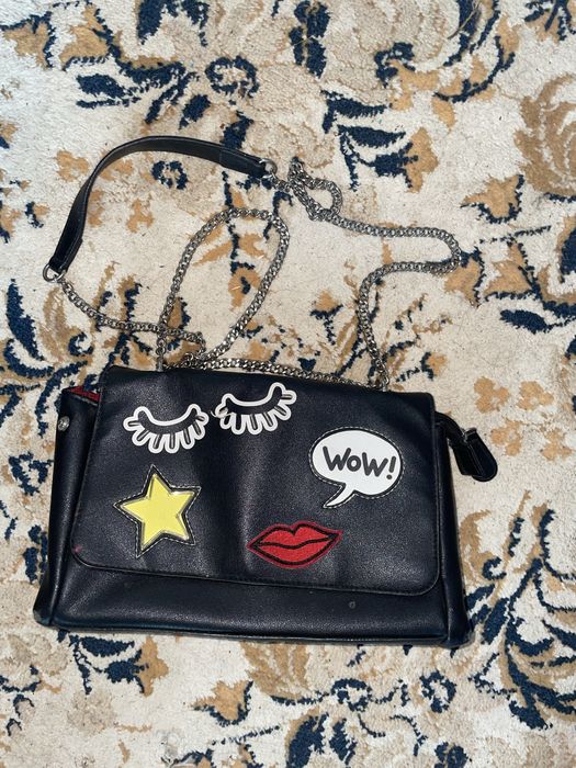 Geantă Neagră de Umăr cu Aplicații Pop-Art (Patches) și Lanț Argintiu