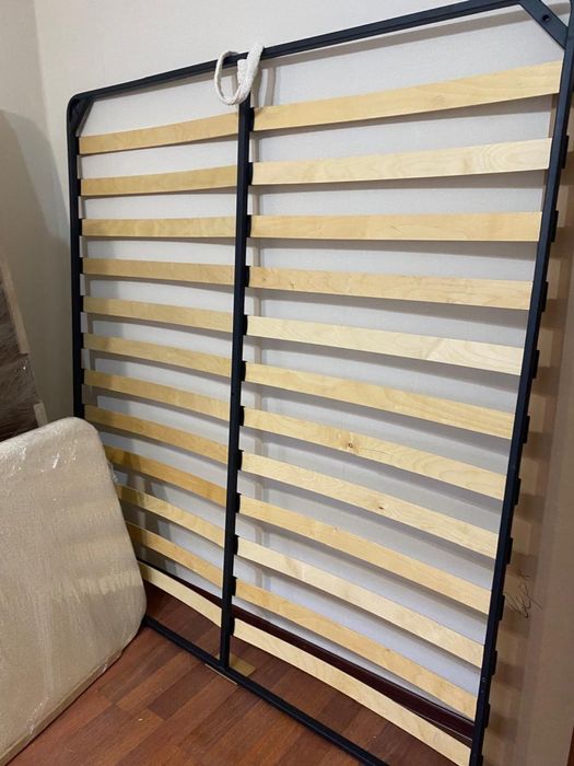 Продам кровать с белым изголовьем