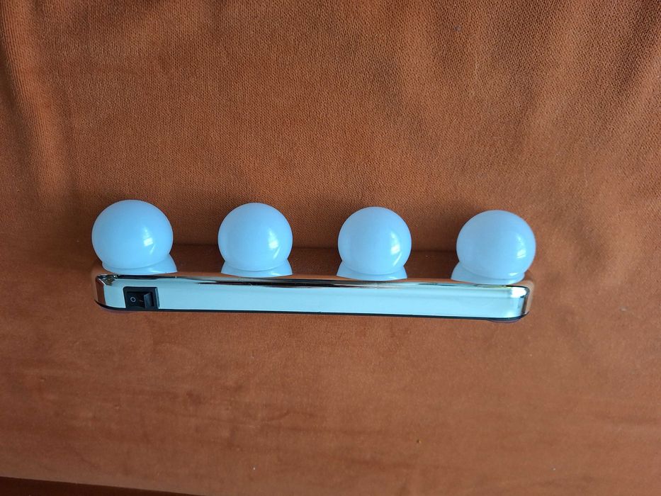 Lampa portabila pentru machiaj, 4 becuri LED, ventuze incluse