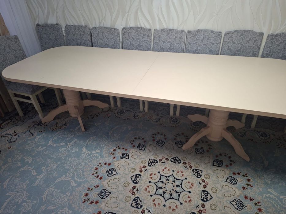 Стол и стуля.