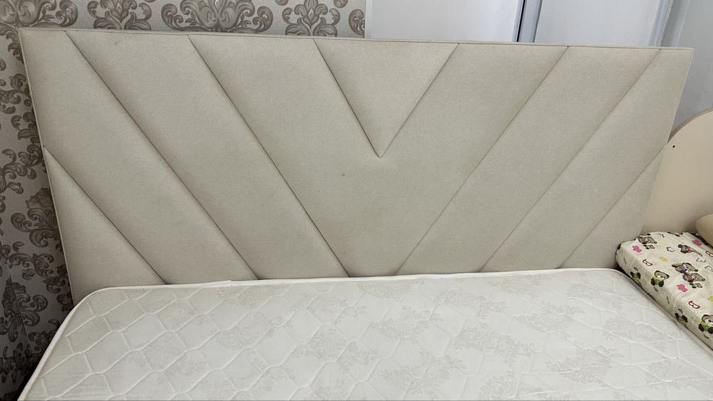 Кровать с матрасом