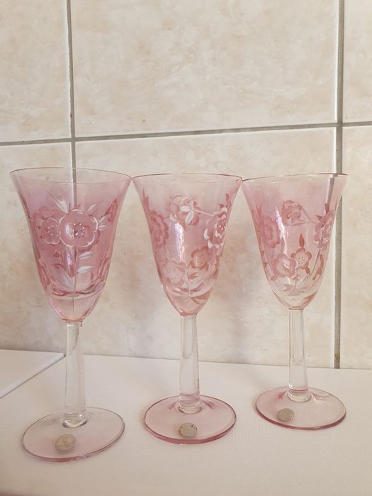 Set carafă și 3 pahare roz din cristal gravat