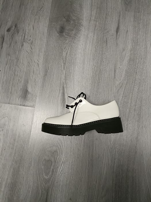 Vând pantofi casual