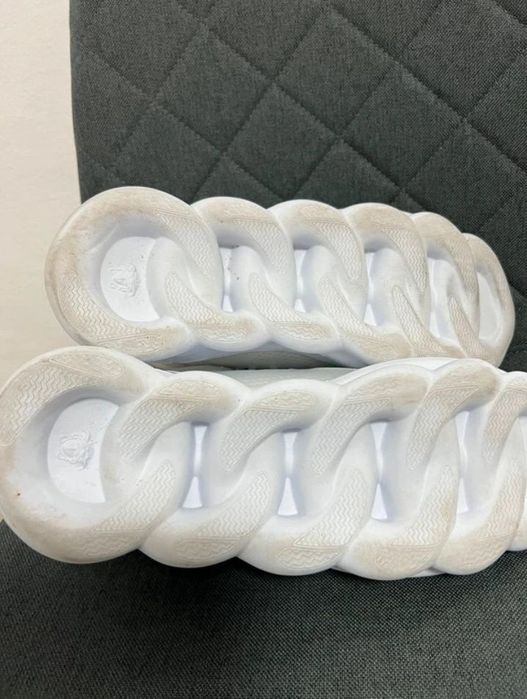 Versace chain reaction pe negru și alb
