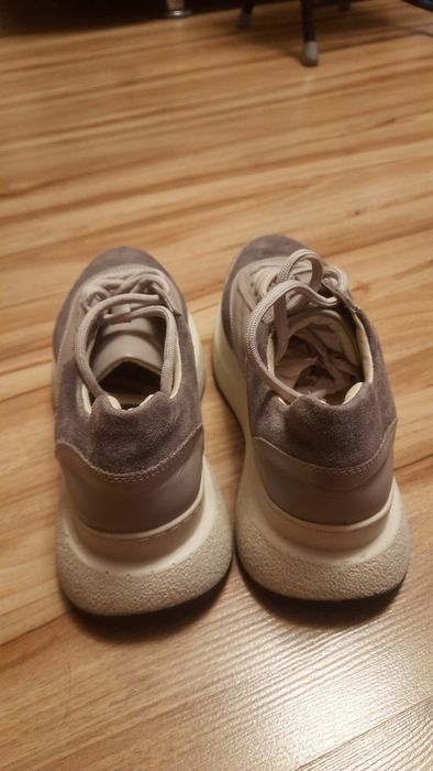 Продам новые кроссовки