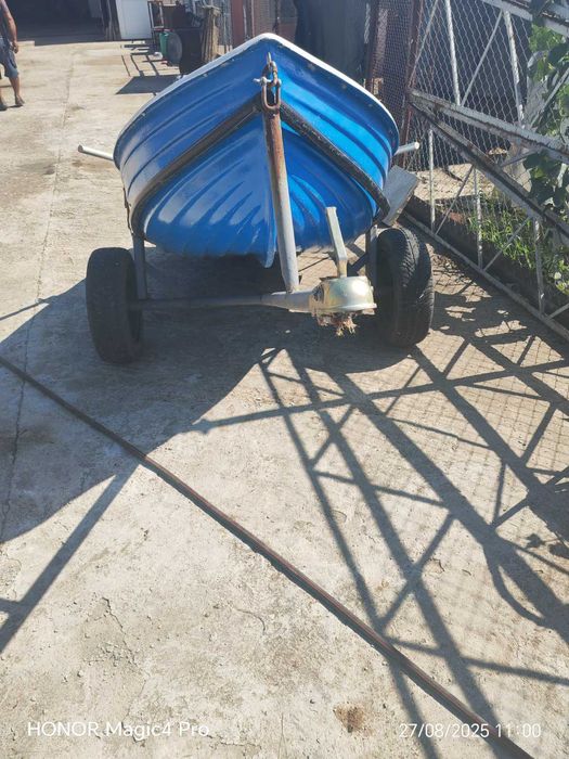 Лодка с гребла и колесар